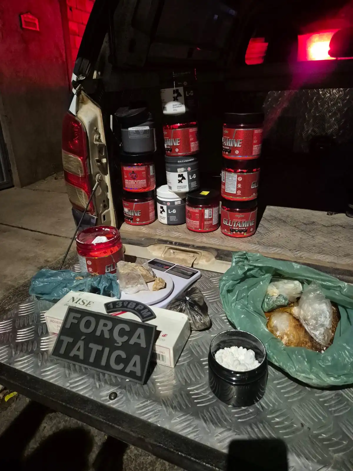 Drogas apreendidas dentro de potes de suplemento para musculação