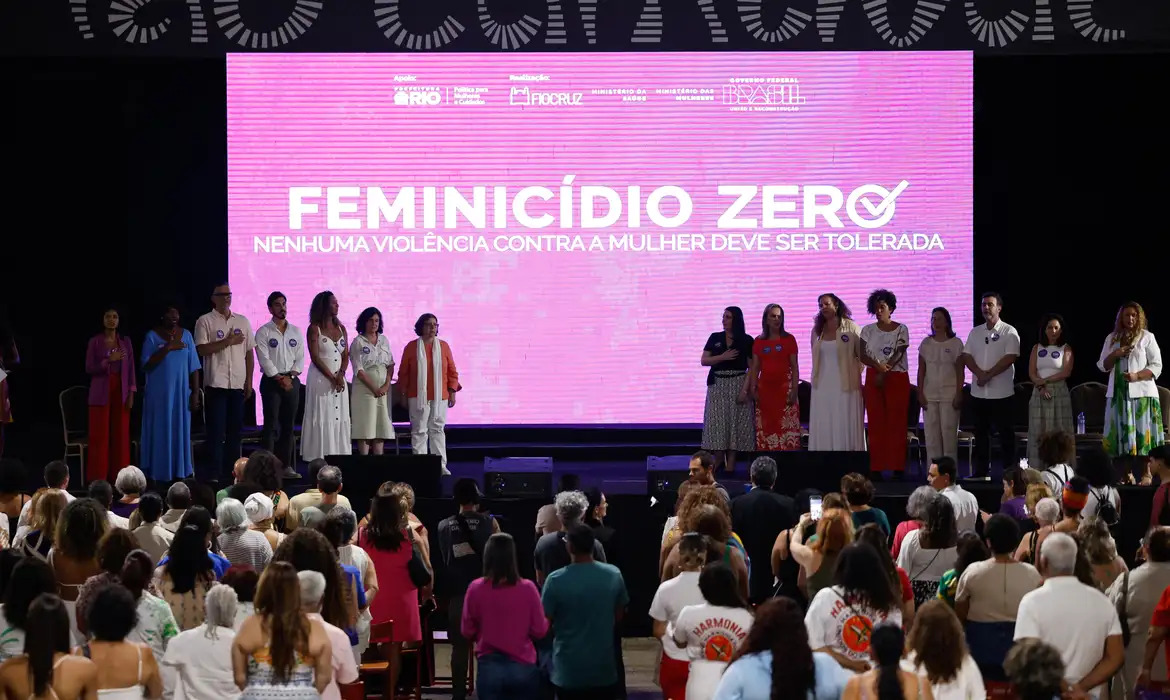 No desfile das campeãs, bloco da Mobilização Nacional pelo Feminicídio Zero leva mensagem de combate à violência de gênero