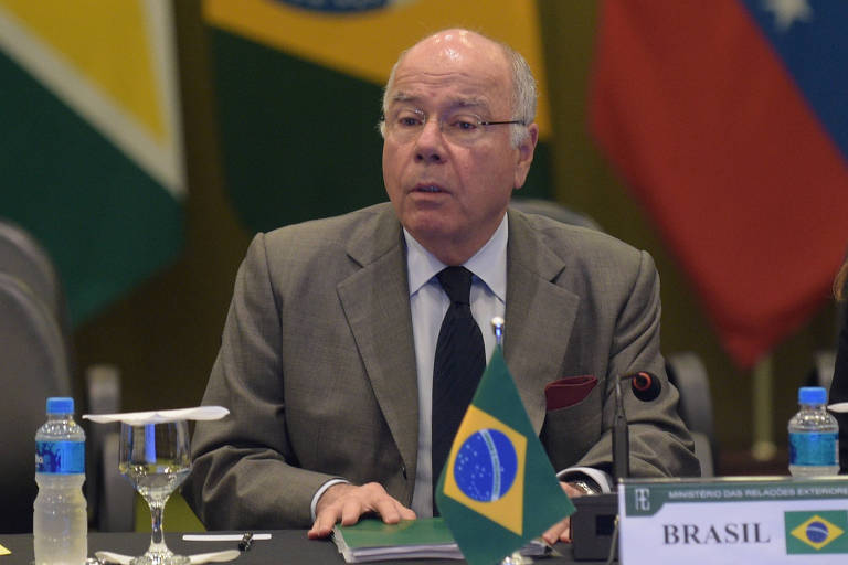 O ministro de Relações Exteriores, Mauro Vieira, em reunião no Palácio do Itamaraty