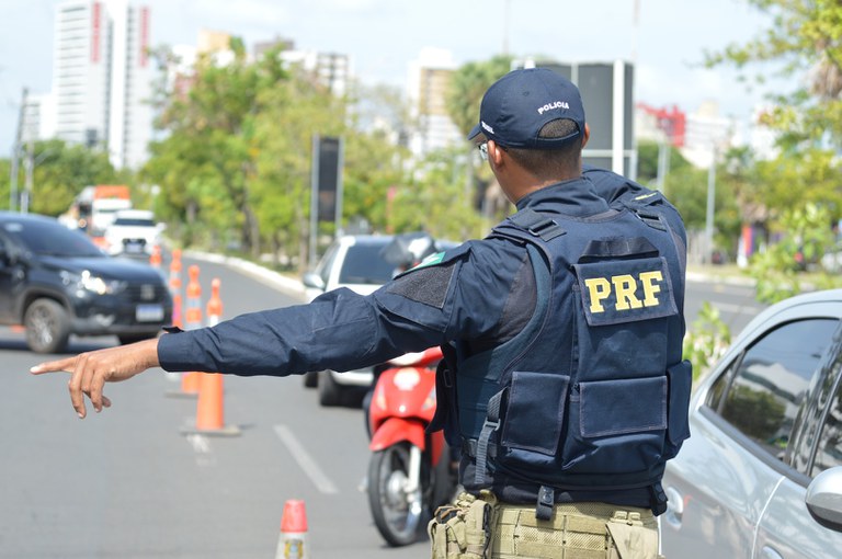 Policial rodoviário federal durante fiscalização