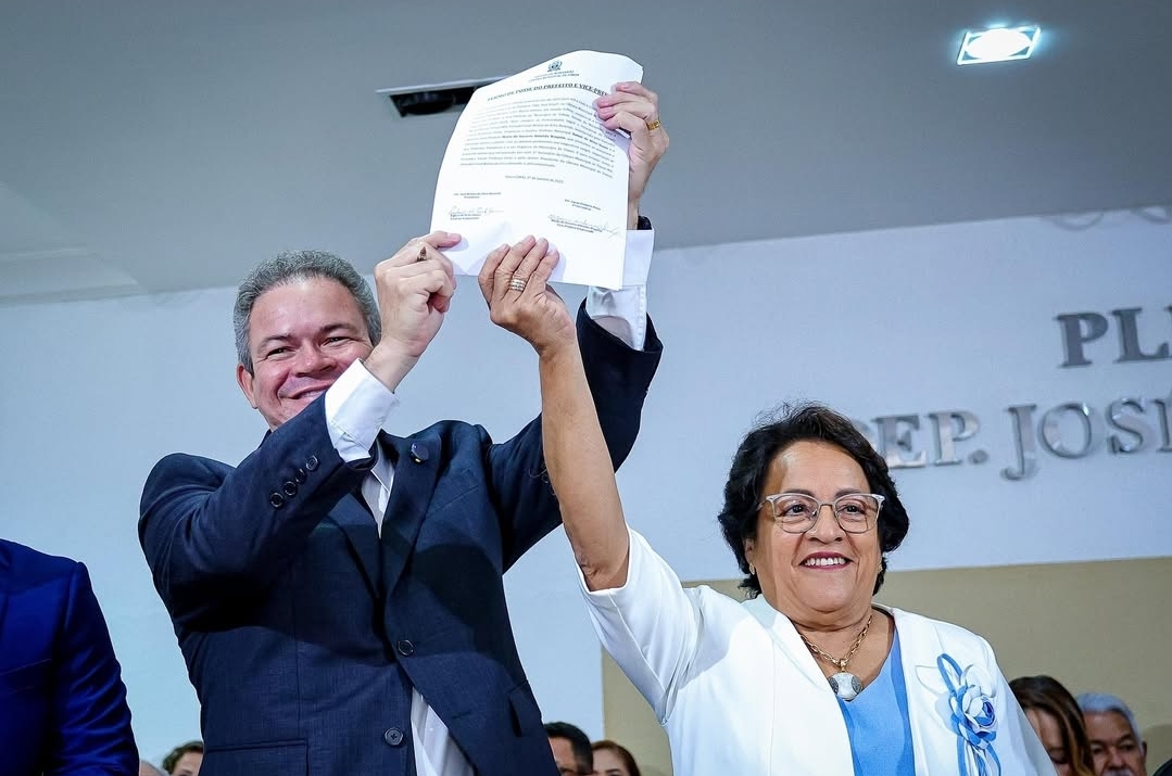 Prefeito de Timon, Rafael Brito, ao lado de sua vice, Socorro Waquim, em cerimônia de posse nesta quarta-feira (1)