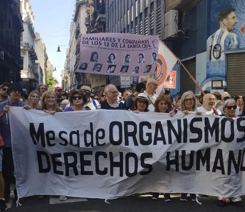 Organizações de direitos humanos participaram da marcha em Buenos Aires na tarde deste sábado (1)