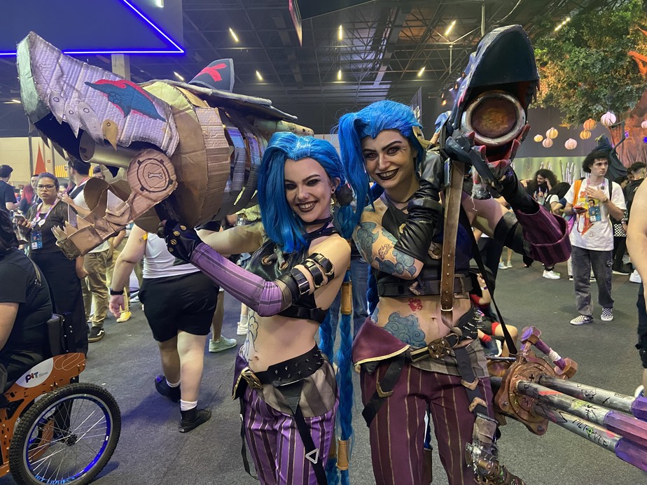 As cosplayers Clarissa e Giovana durante a CCXP de 2024, onde ambas estavam caracterizadas de Jinx, do League of Legends