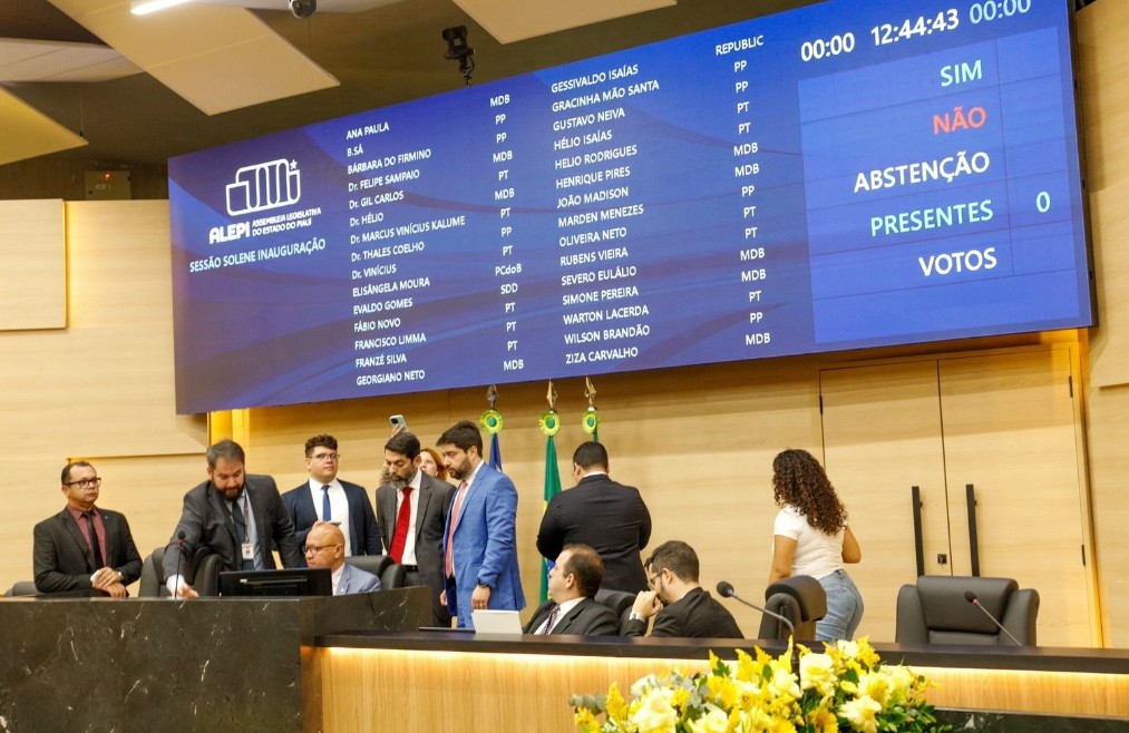 Deputados e técnicos da Assembleia testam novo sistema de votação