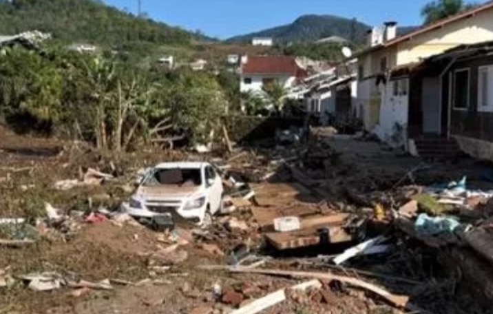 As enchentes causaram muitos desabamentos em Roca Sales