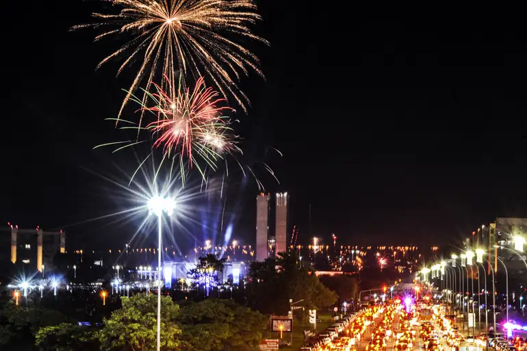 Fogos de artifício na Esplanada dos Ministérios em Brasília