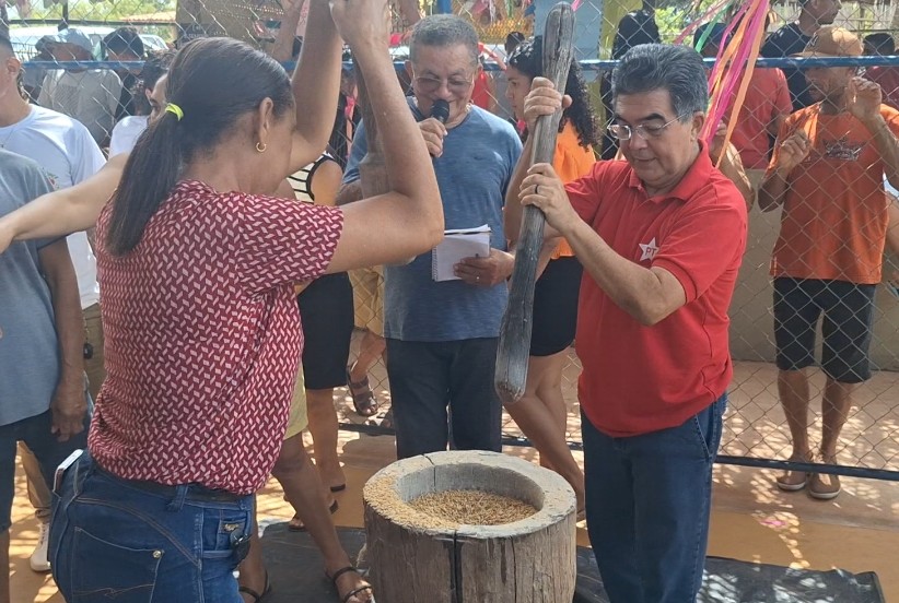 Limma descascando arroz no pilão, lembrando da infância