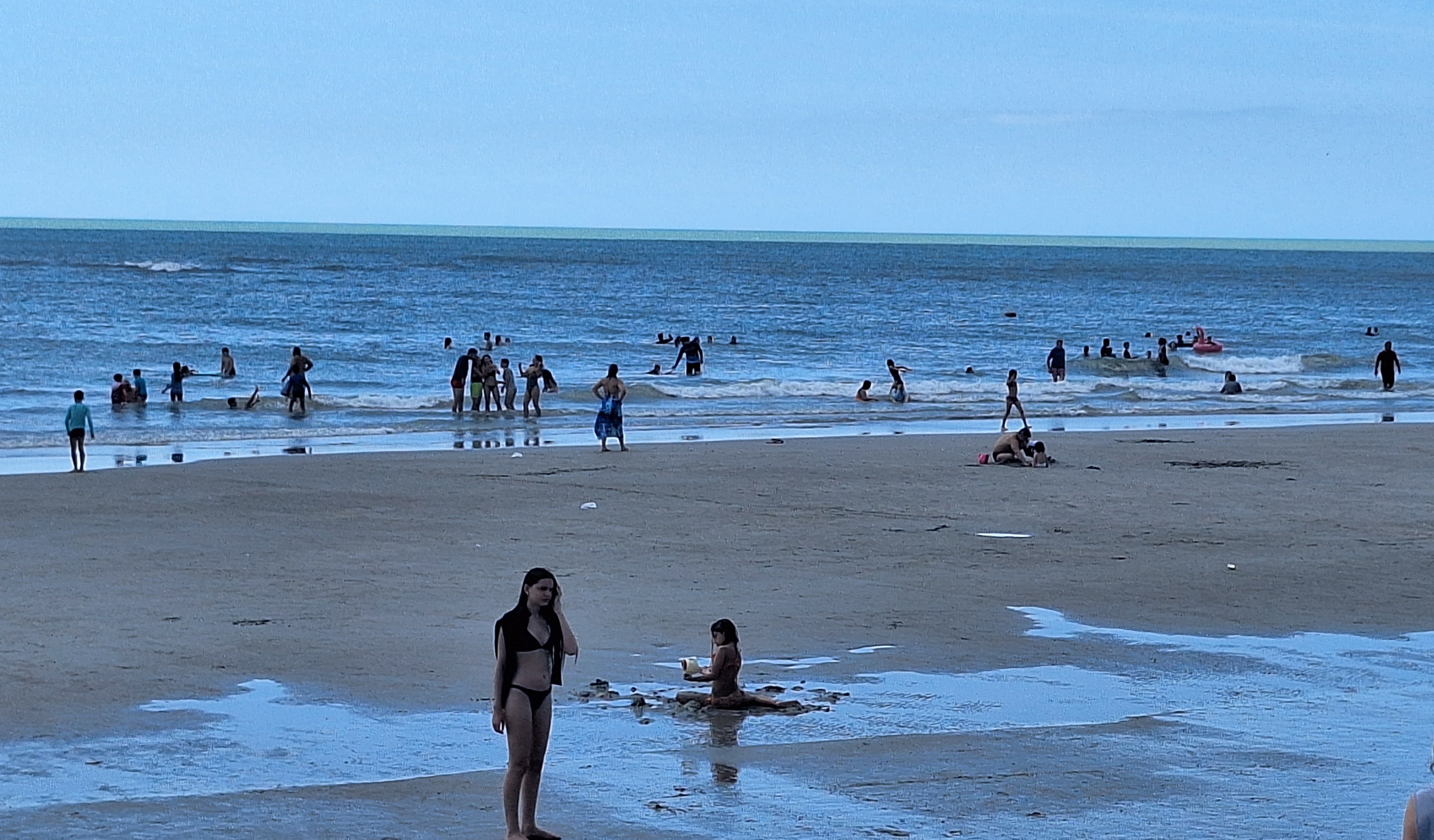 Muito sol, mar azul e gente nas praias piauienses