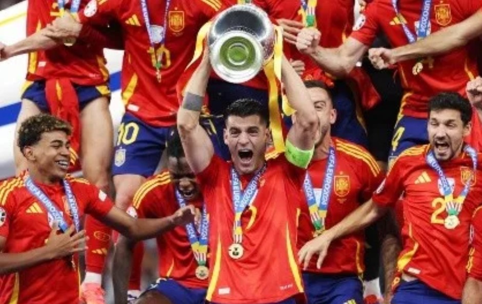 Os espanhois, campeões levantando o troféu da Europa