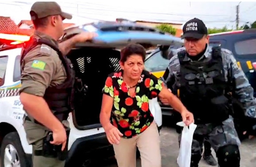 Lucélia Conceição chega à Central de Flagrantes sob proteção policial