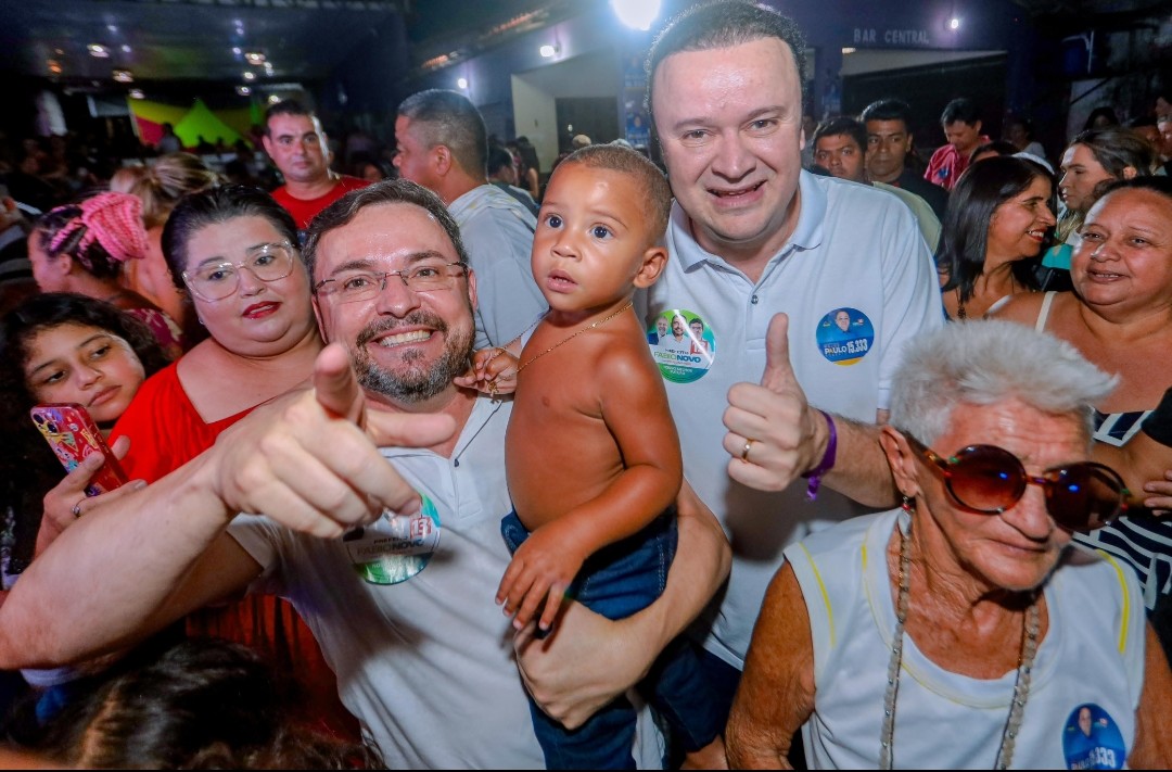 Fábio Novo com o vice e apoiadores na zona Norte de Teresina