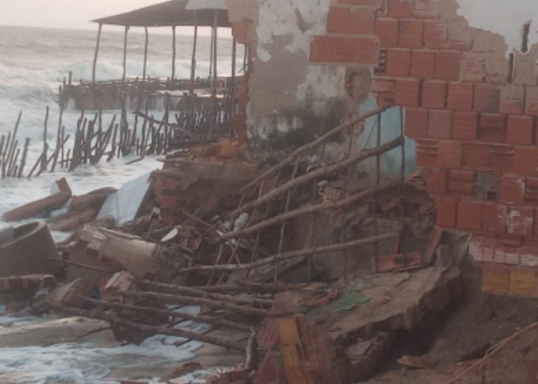 Bares e restaurantes à beira mar foram atingidos pela ressaca violenta