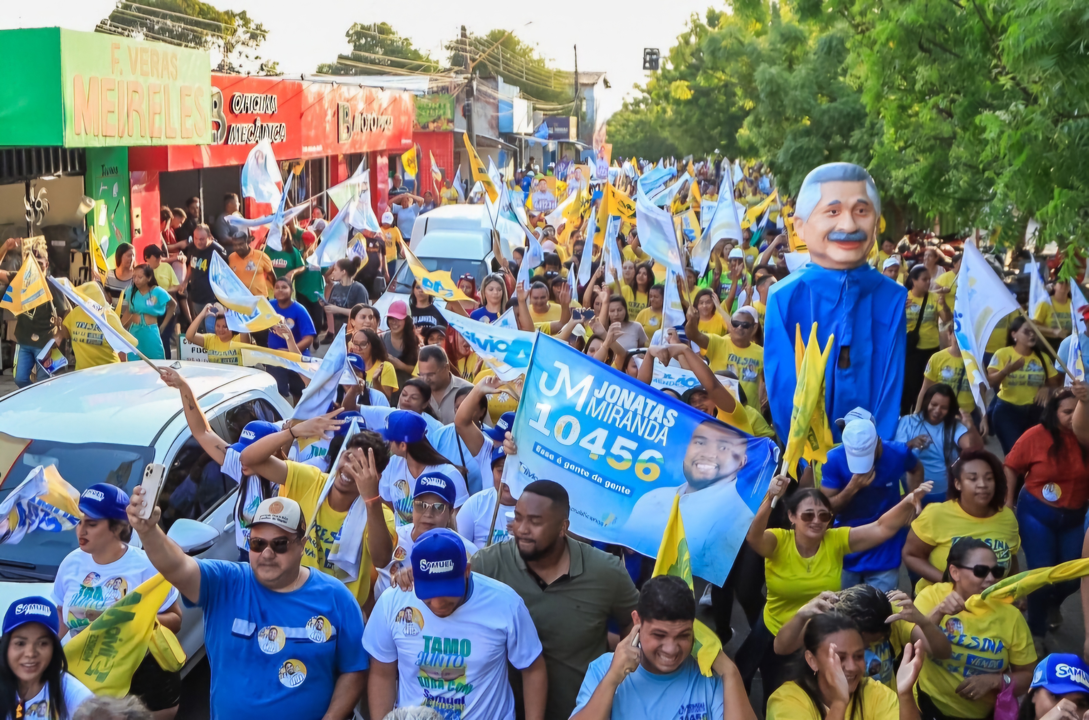 Silvio Mendes com apoiadores em caminhada no Promorar