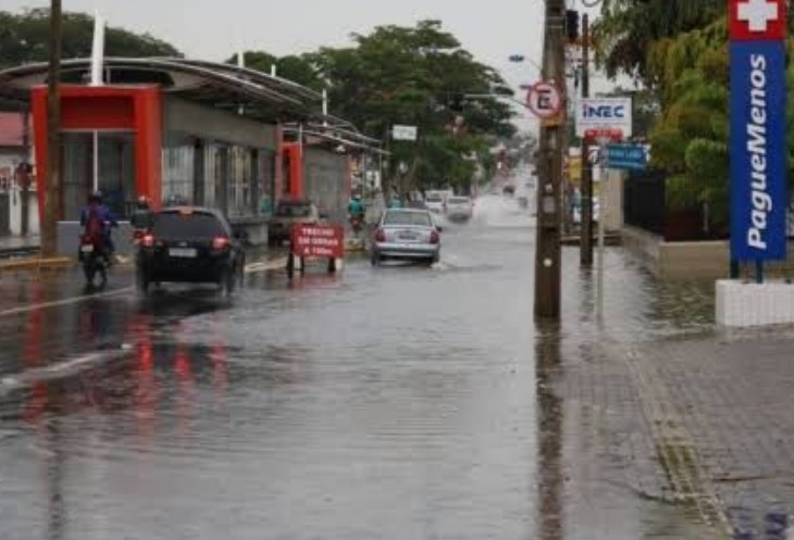 Em algumas vias da cidade a chuva foi suficiente para cobrir a pista