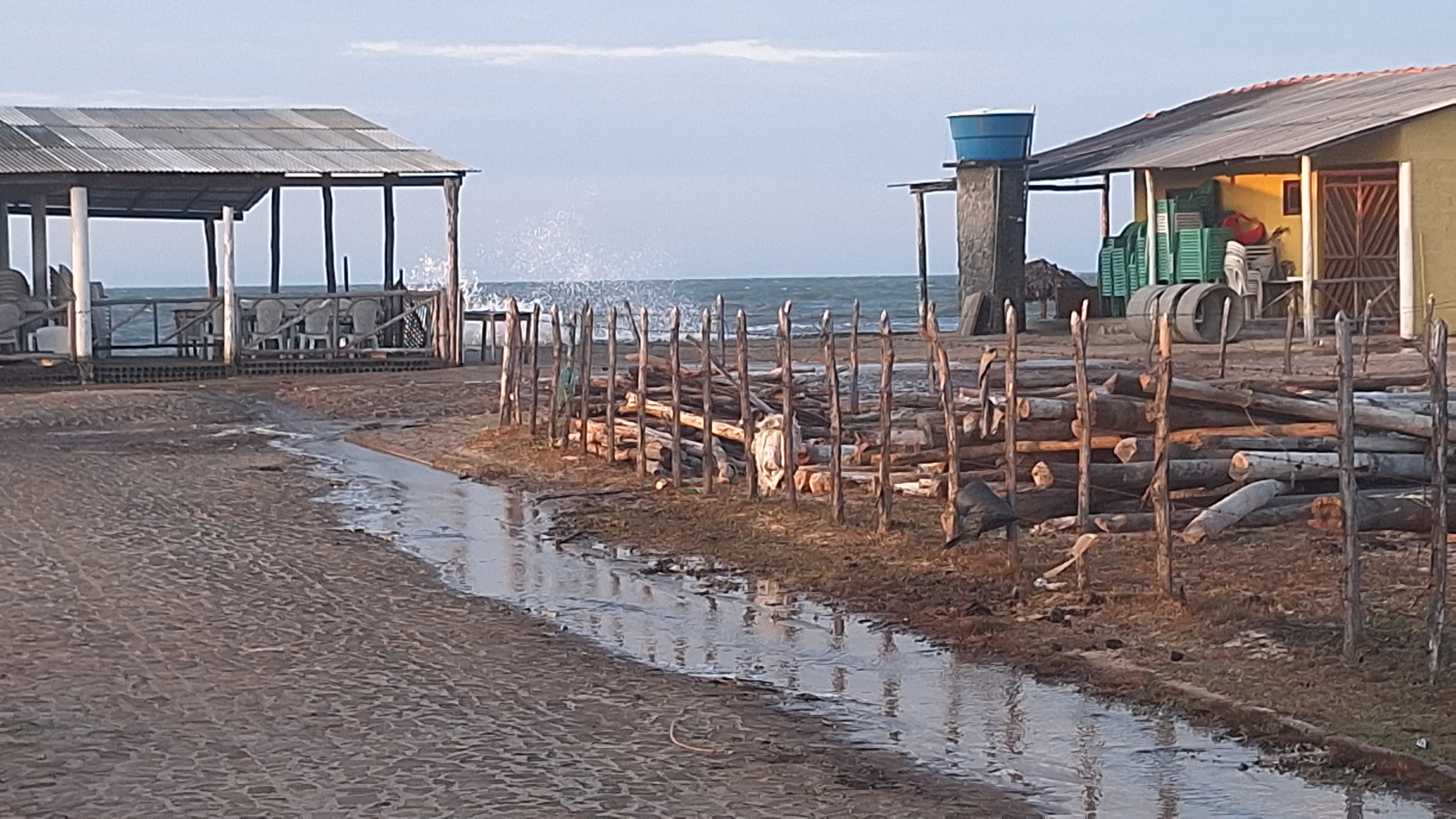 Bares atingidos pela ressaca em Maramar, no litoral do Piauí