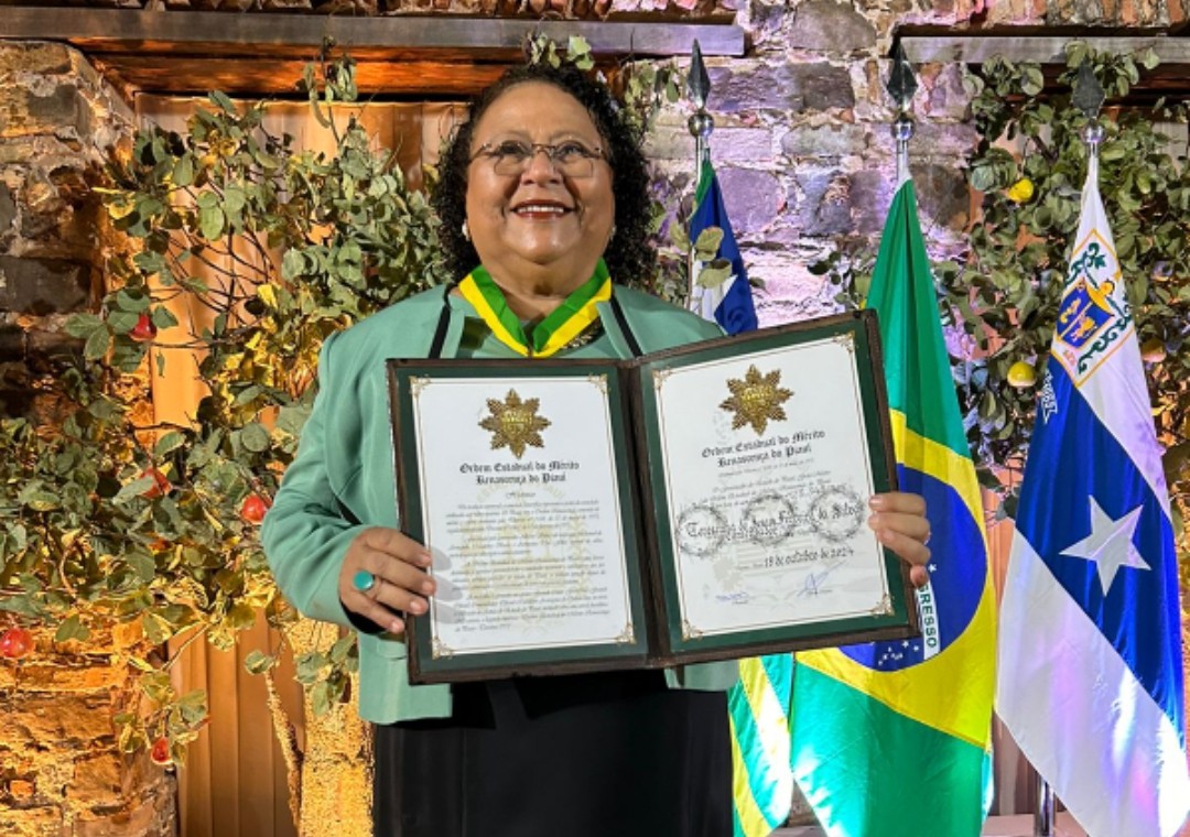 Teresinha Ferreira e seu diploma do Mérito Renascença