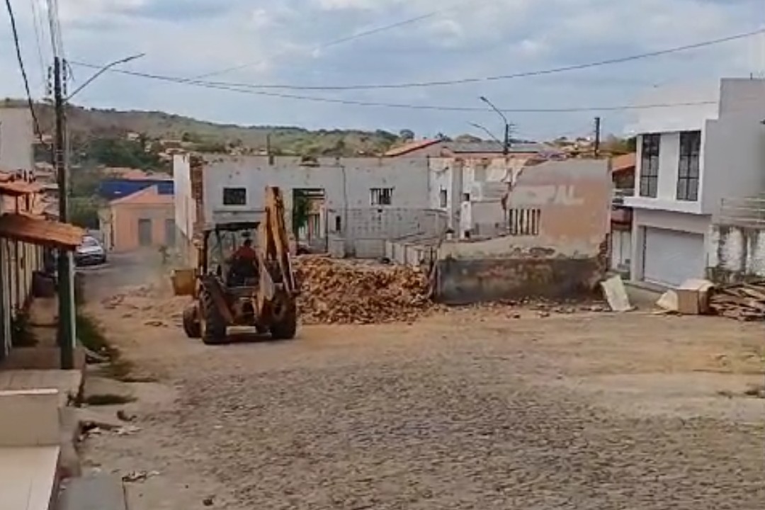 Um trator joga abaixo um pouco da história de Elesbão Veloso