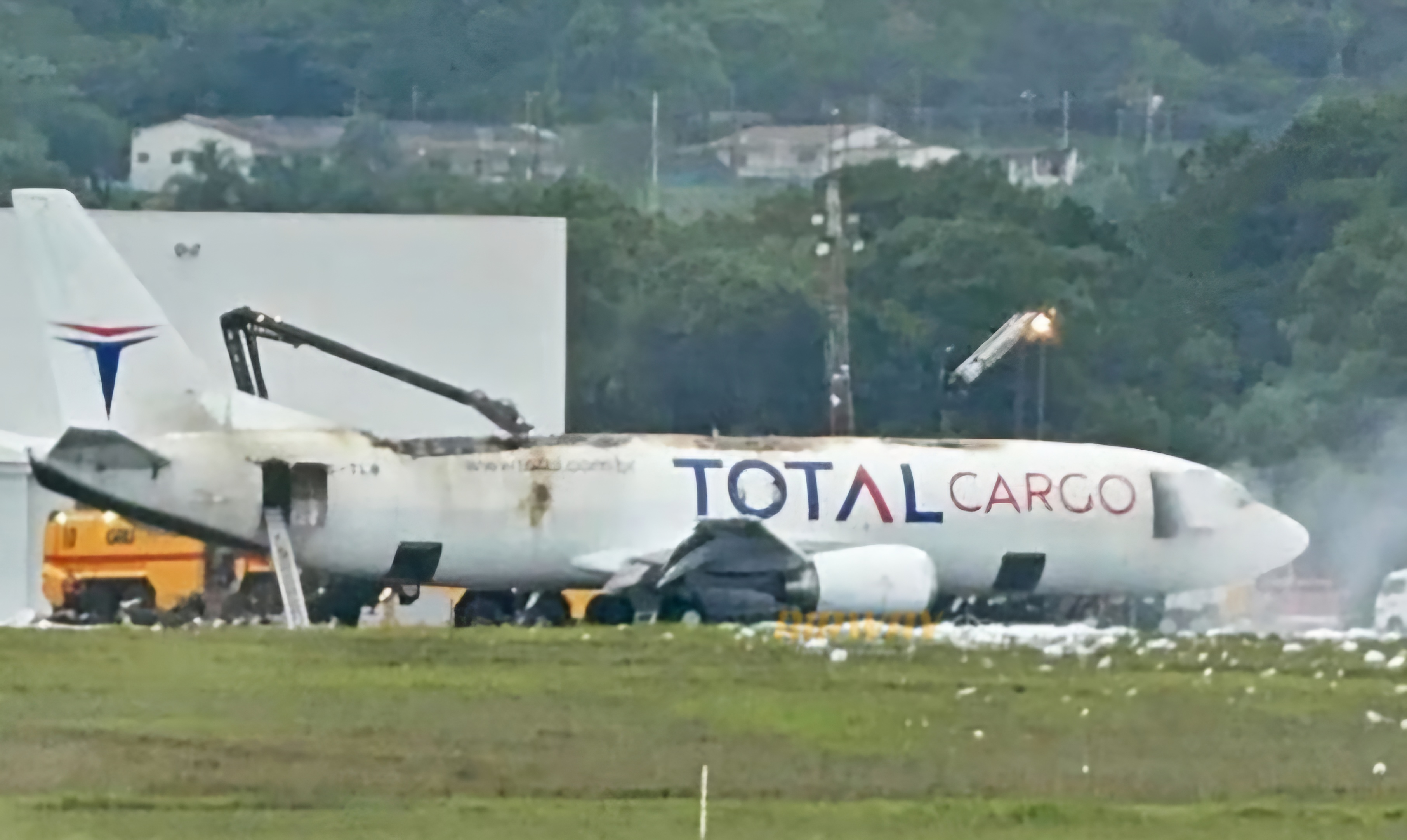 O avião foi coberto por uma espuma anti-fogo no aeroporto de Guarulhos