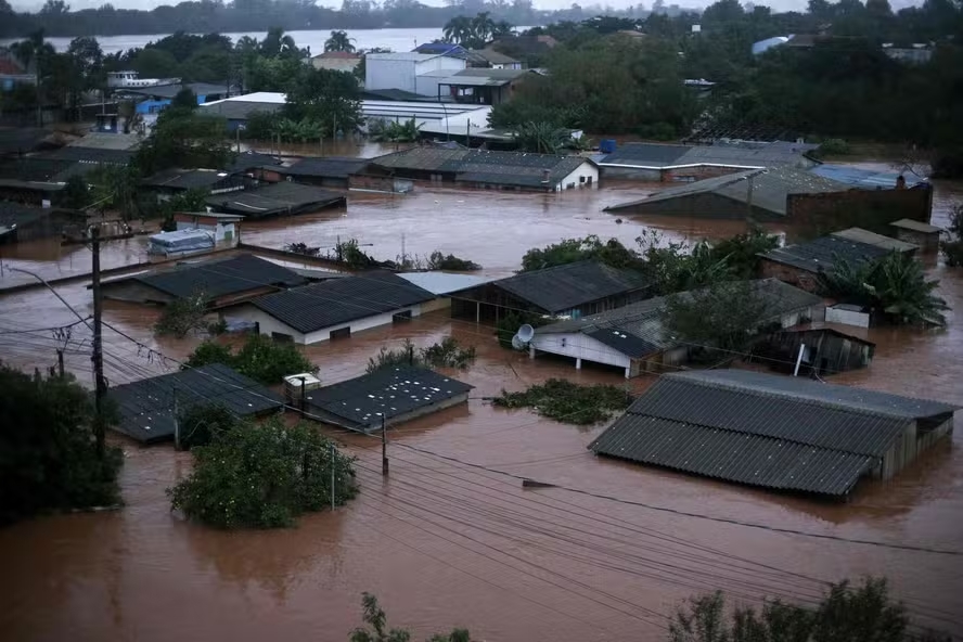 Vista geral das casas afetadas pela enchente do rio Jacuí em Eldorado do Sul, Rio Grande do Sul — Foto: Anselmo Cunha / AFP