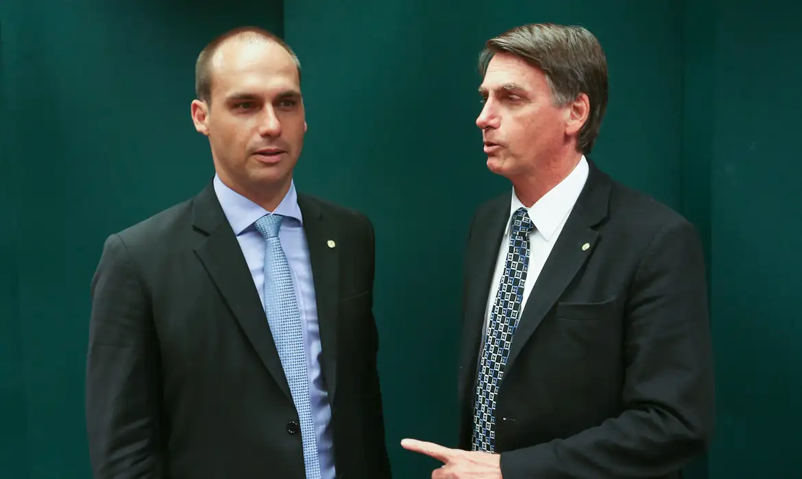 Ex-presidente Jair Bolsonaro e seu filho Eduardo Bolsonaro