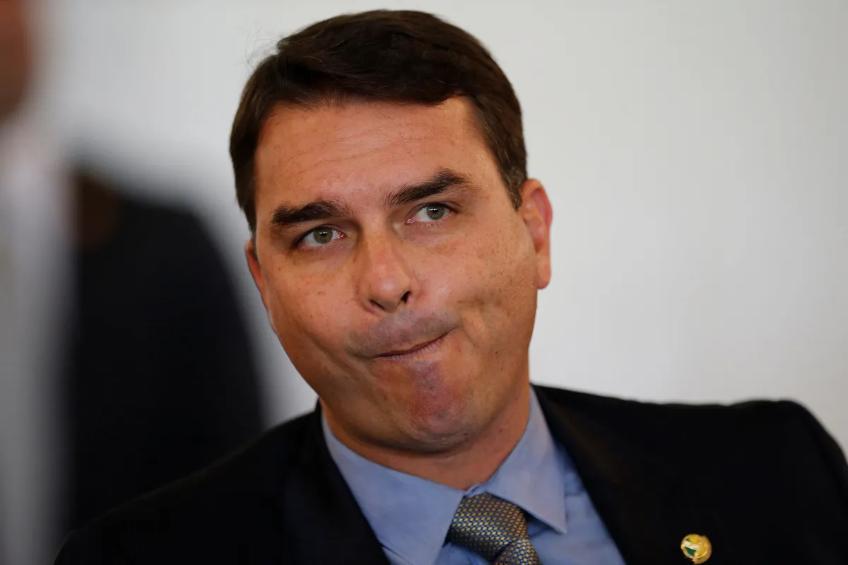 Senador foi visto por passageiros embarcando para Portugal