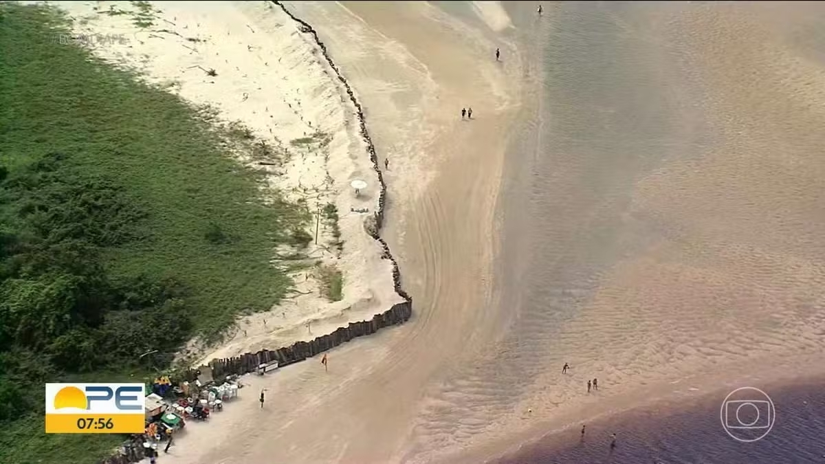 Justiça proíbe governo de PE de derrubar muro que dificulta acesso à praia no Pontal de Maracaípe