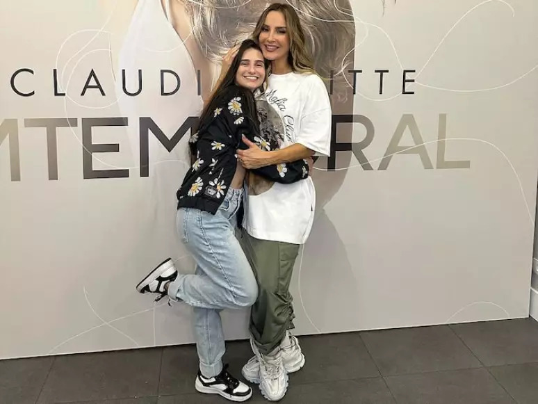 A bailarina Isabella Oliveira, de 21 anos, ao lado da cantora Claudia Leitte