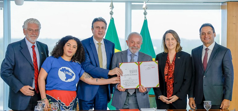 Decreto foi assinado pelo presidente Lula e trata da oferta de cursos presenciais