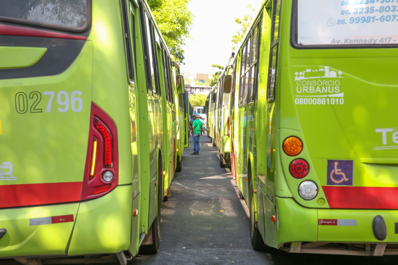 Motoristas e cobradores param as atividades em Teresina