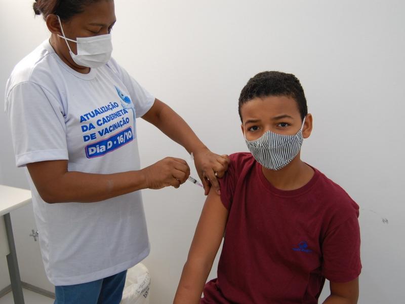 A vacina contra a dengue está sendo aplicada apenas em adolescentes de 10 a 14 anos