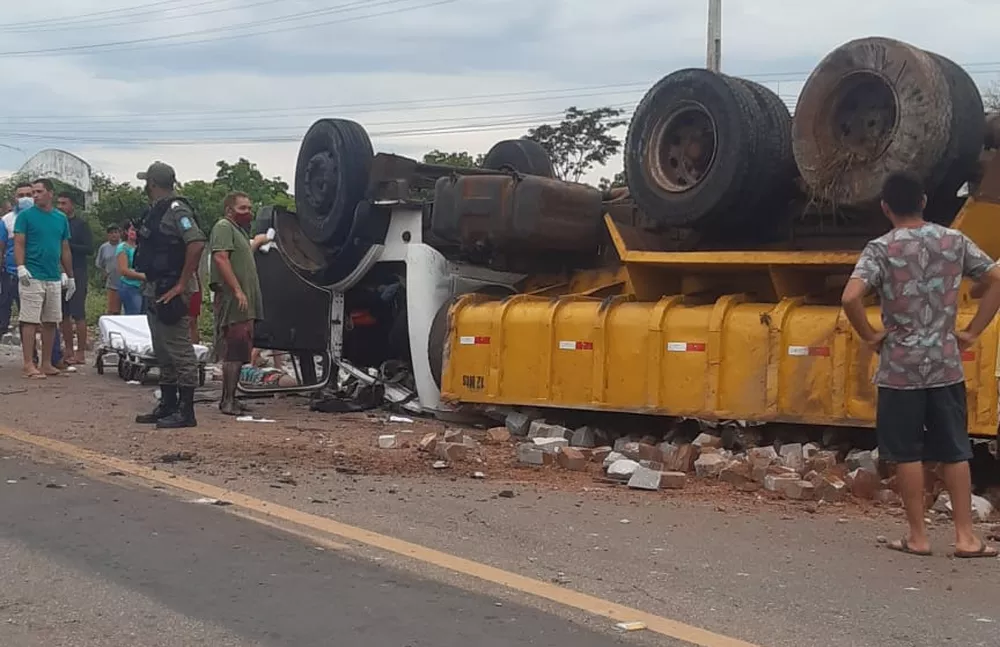 Caminhão carregada com pedras capota em Picos e deixa uma pessoa morta