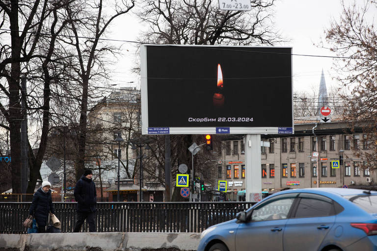 Painel em São Petesburgo exibe homenagem a vítimas de ataque terrorista em Moscou