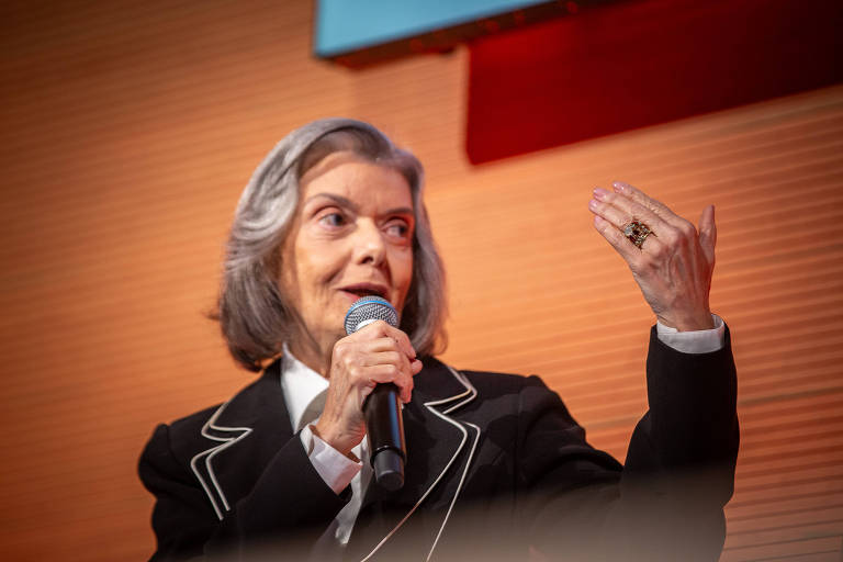 Cármen Lúcia durante seminário sobre democracia e Judiciário em São Paulo no ano passado