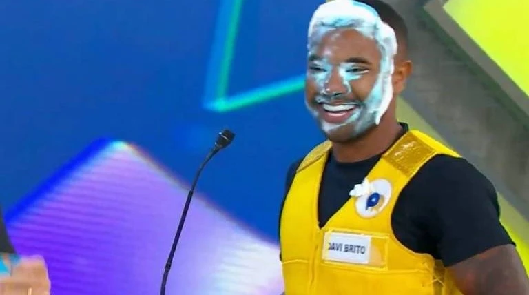 Davi Brito durante sua participação no Domingo Legal.
