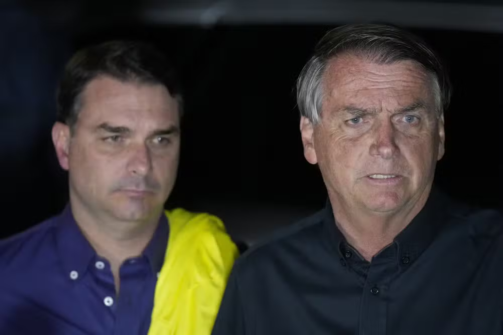 Bolsonaro escolhe o filho Fláviopara ser o candidato à presidência