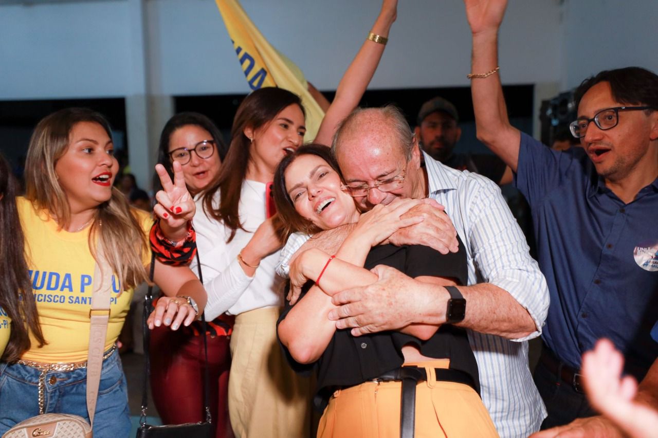 Silvio Mendes abraça a  deputada federal Iracema Portela