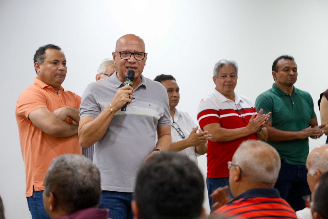 Franzé Silva em conversa com pré-candidatos a vereadores