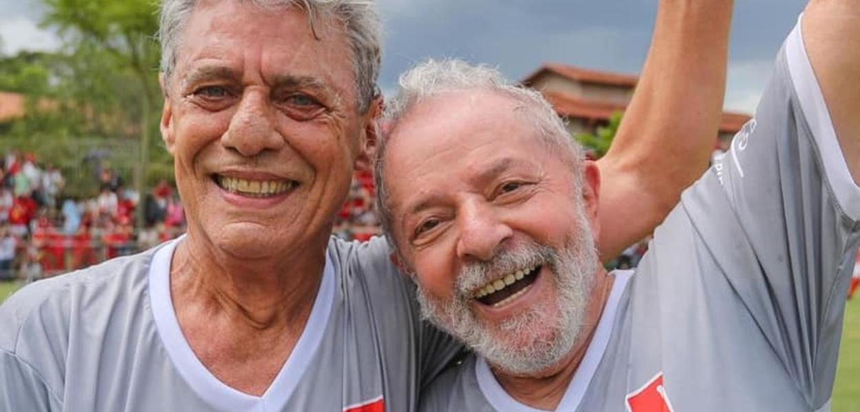 Cantor e compositor Chico Buarque com o presidente Lula
