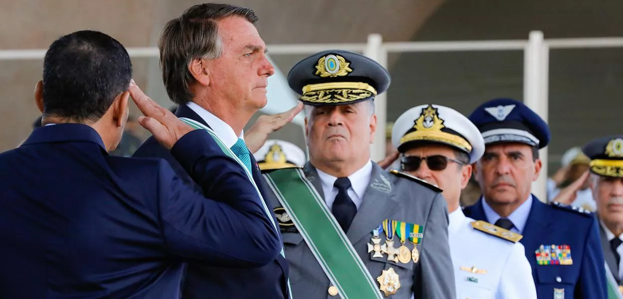 Ex-presidente Jair Bolsonaro (á esquerda) e General do Exército Marco Antônio Freire Gomes (ao centro)