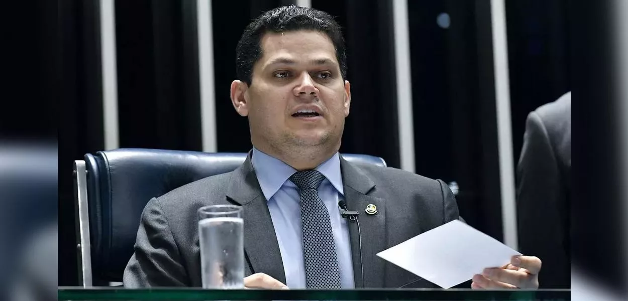 Davi Alcolumbre vence eleição com folga e volta a ser presidente do Senado