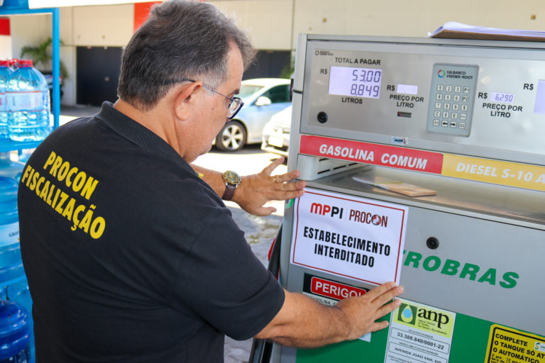 Interdição de posto de combustível no Piauí