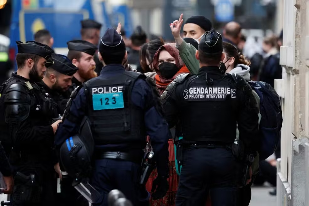 Manifestantes pró-palestinos são retirados da Sciences Po, o Instituto de Ciências Políticas de Paris — Foto: Benoit Tessier/Reuters