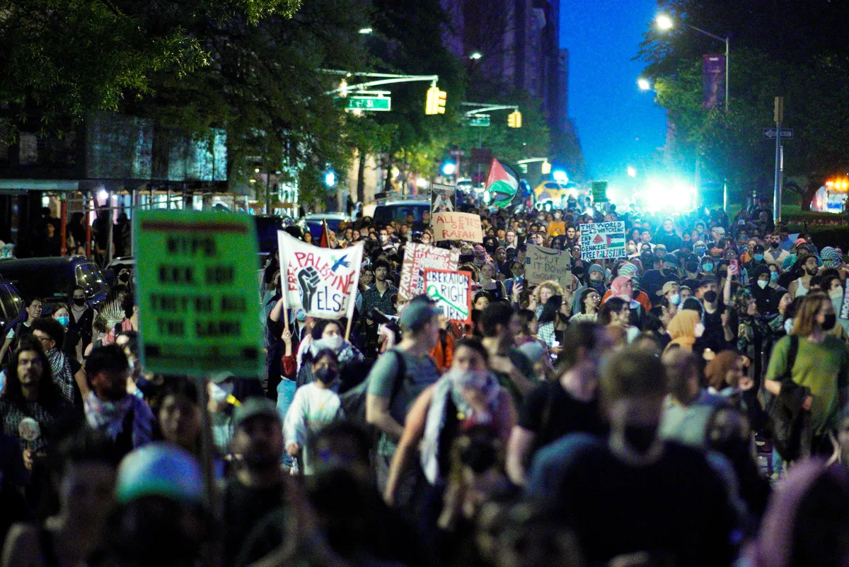 Manifestantes pró-Palestina tentaram chegar perto do local onde ocorria o evento Met Gala, em Nova York — Foto: Eduardo Munoz/Reuters