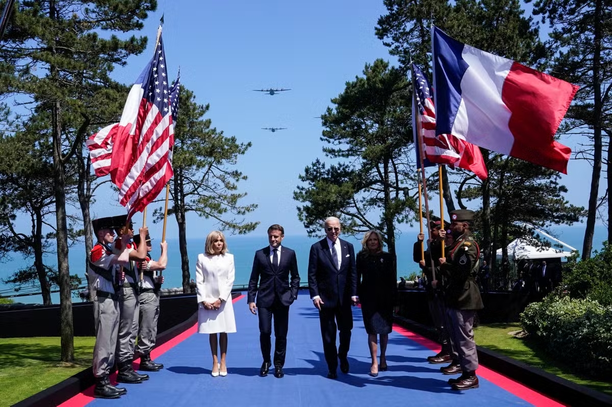 Os presidentes da França, Emmanuel Macron, e dos EUA, Joe Biden, acompanhados das primeira-damas