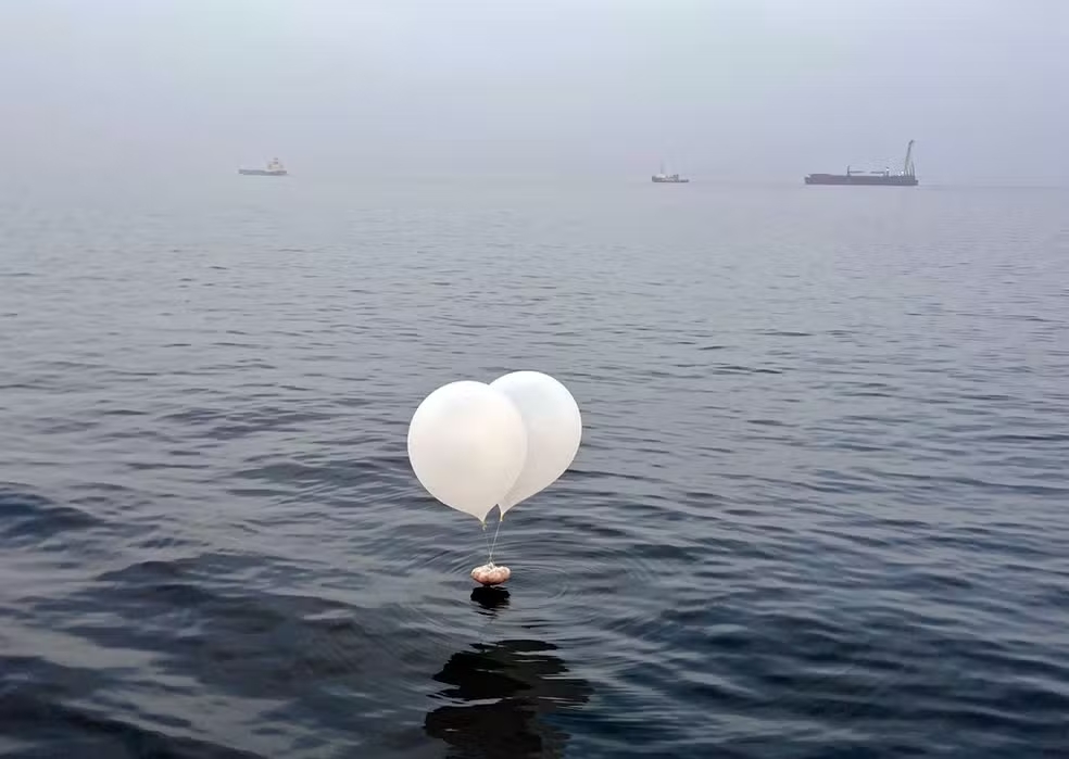 Balões com carregamentos contendo fezes no costa da Coreia do Sul