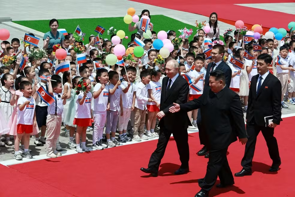 Vladimir Putin é recebido por Kim Jong-un em cerimônia na Coreia do Norte