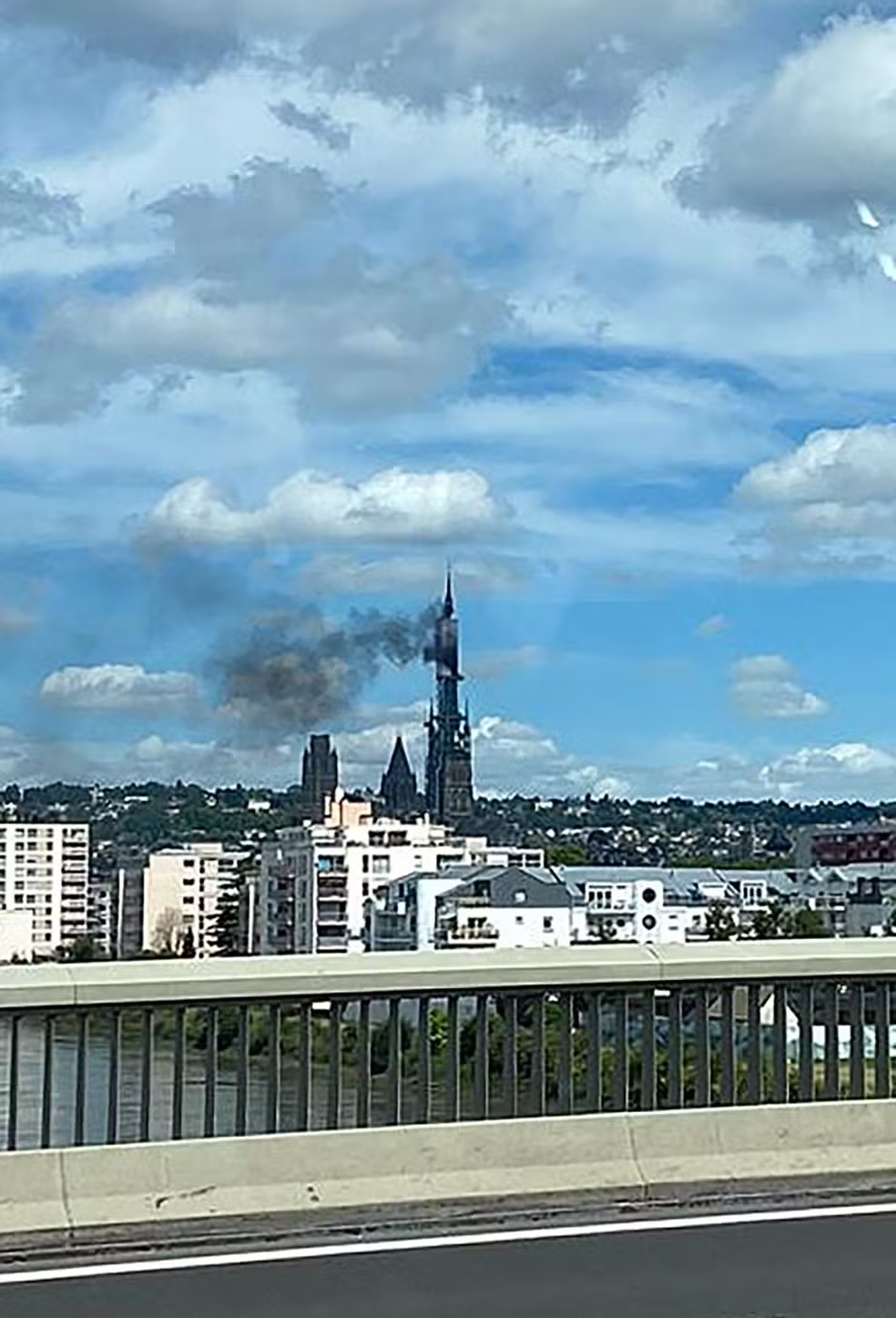 Fogo atinge uma das agulhas da catedral de Notre Dame