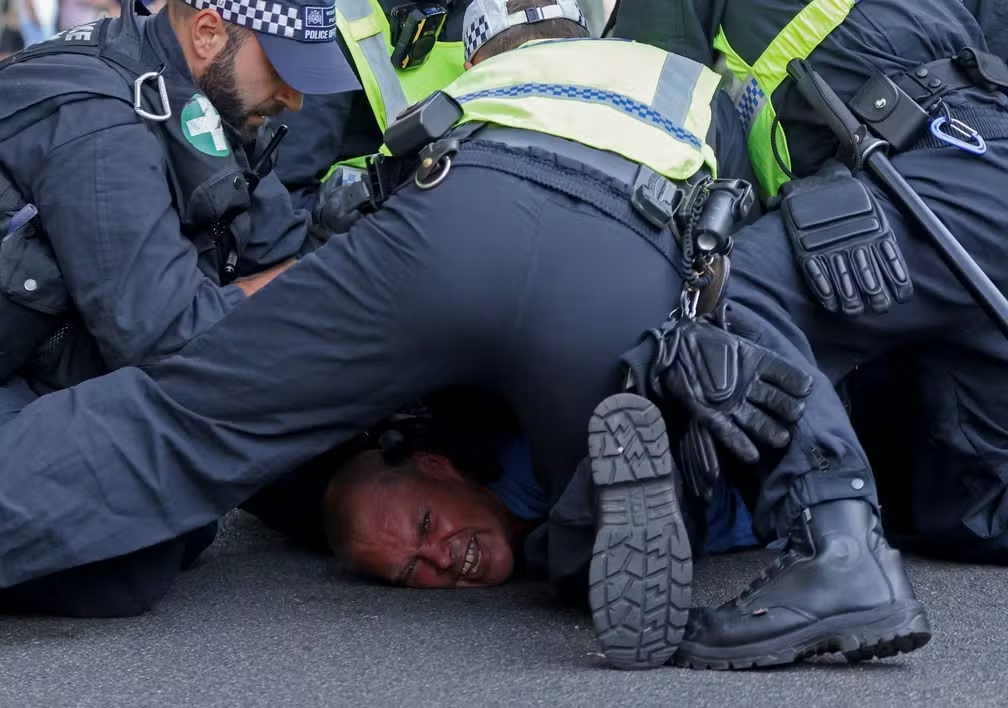 Manifestante sendo preso em Londres