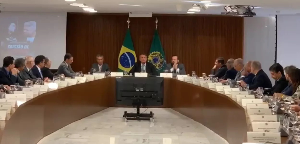 Bolsonaro e ministros na reunião de 05 de julho de 2022