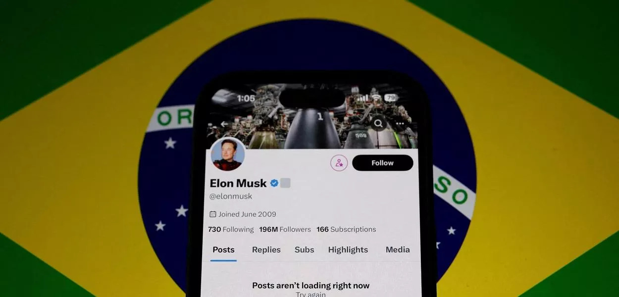 Conta de Elon Musk no X aparece bloqueada em tela de celular em foto de ilustração